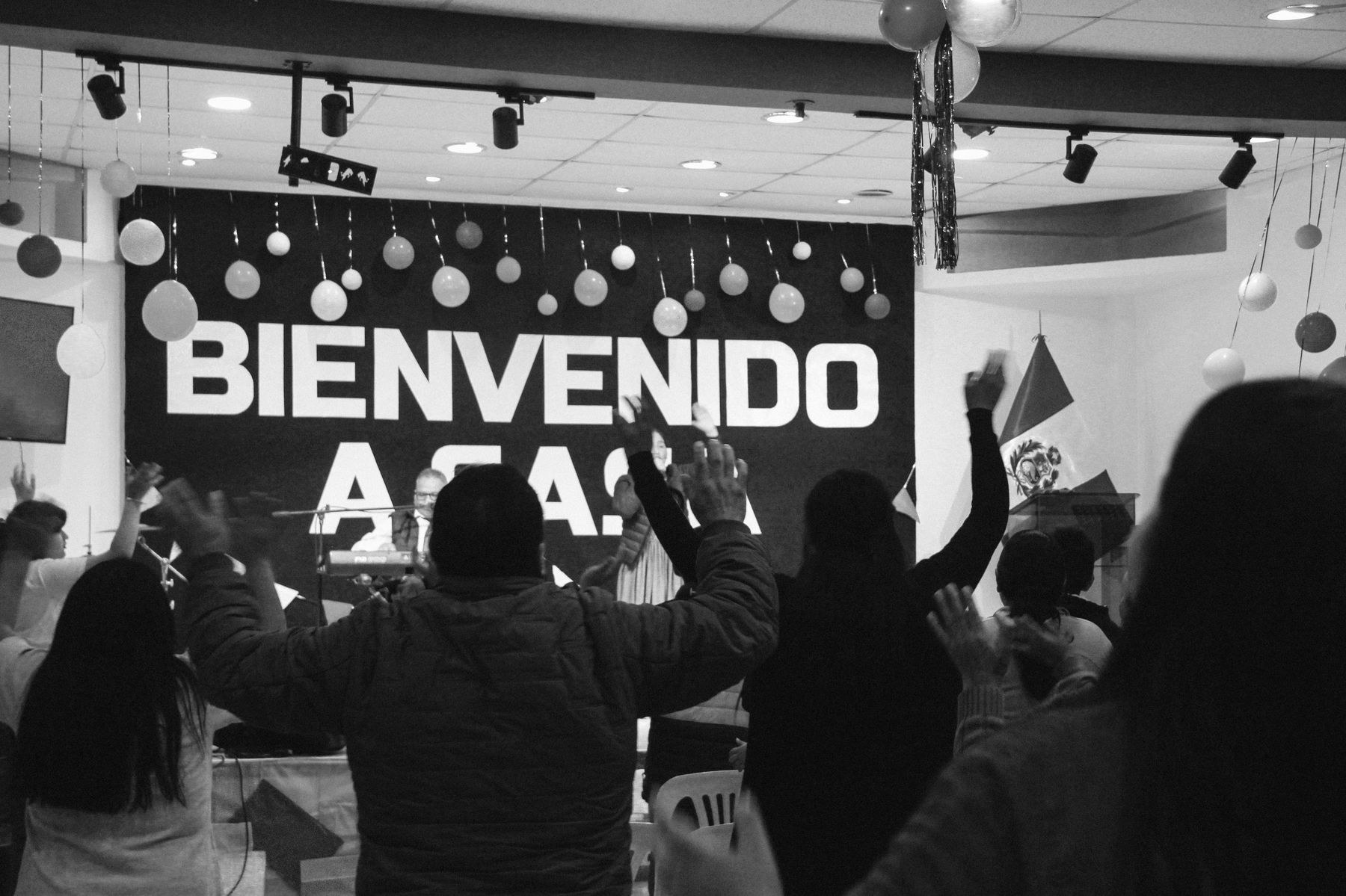 Congregación reunida en un evento de la iglesia