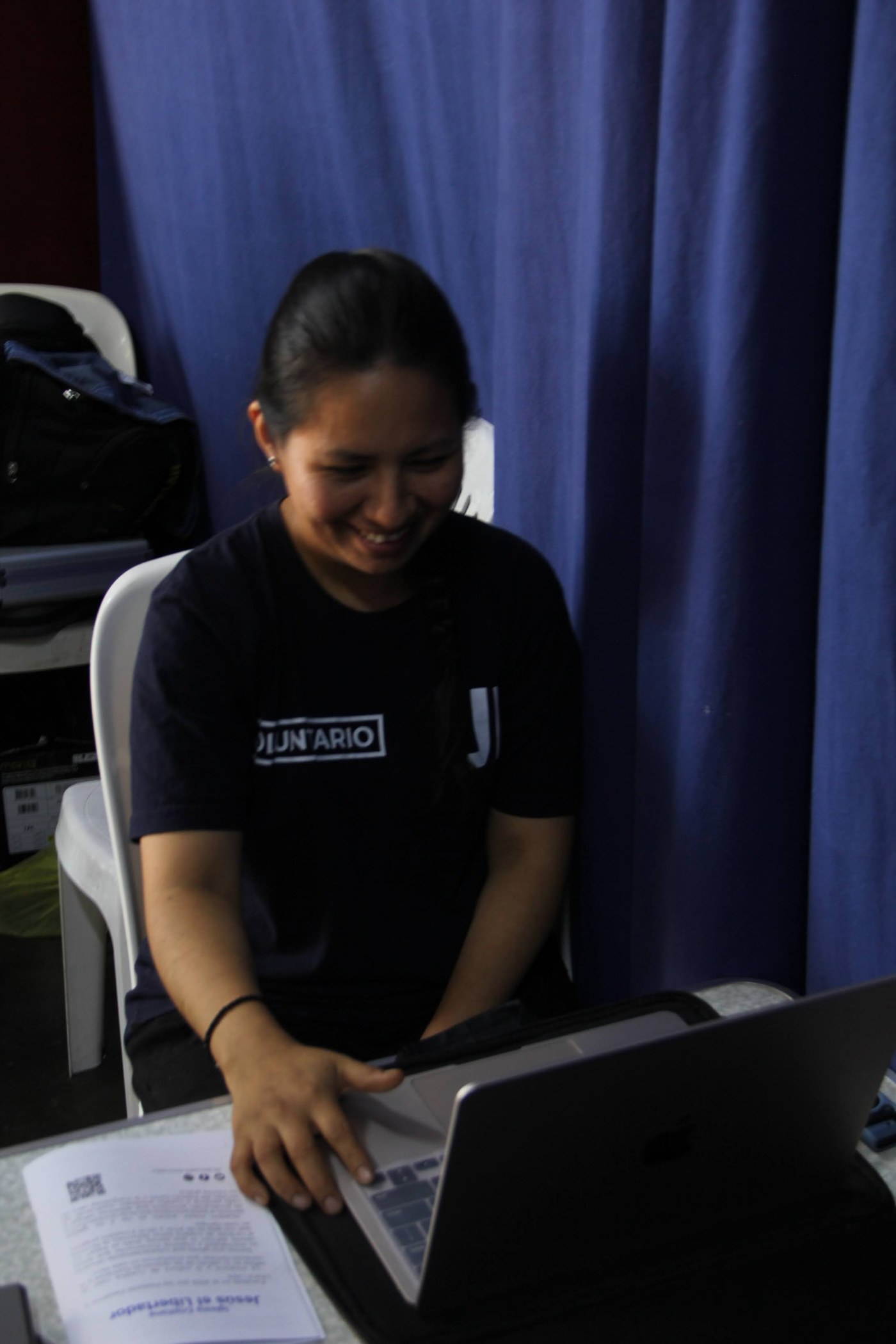 Voluntaria del equipo de programación trabajando detrás de escena